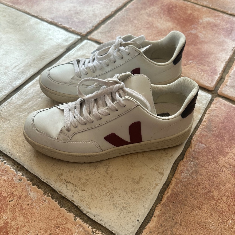 Women's Sz 8, Veja V-12 WHITE MARSALA NAUTICO Trainers